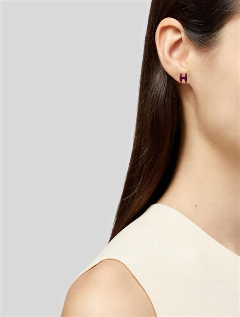 mini pop h stud earrings.